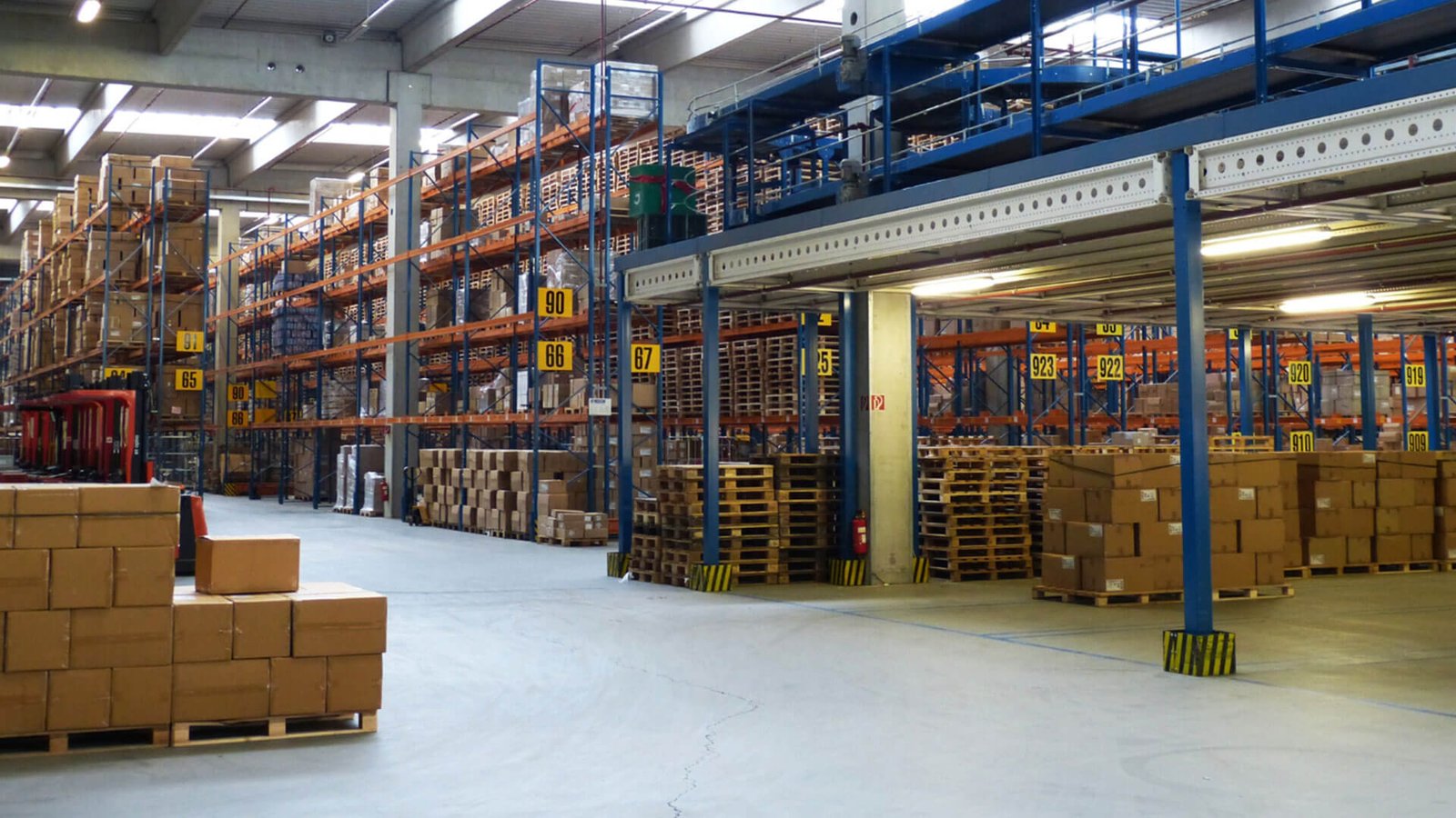 A calendar with a ship icon, representing shipping schedules and potential delays